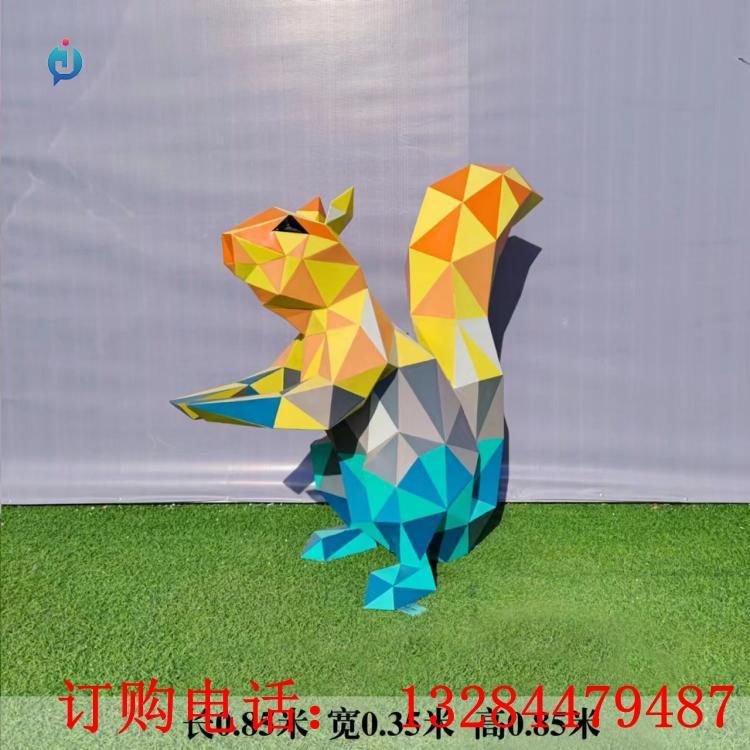 不銹鋼幾何彩繪松鼠雕塑