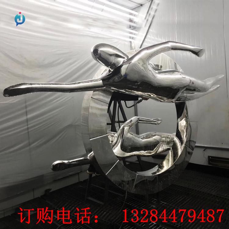 不銹鋼抽象人物游泳雕塑