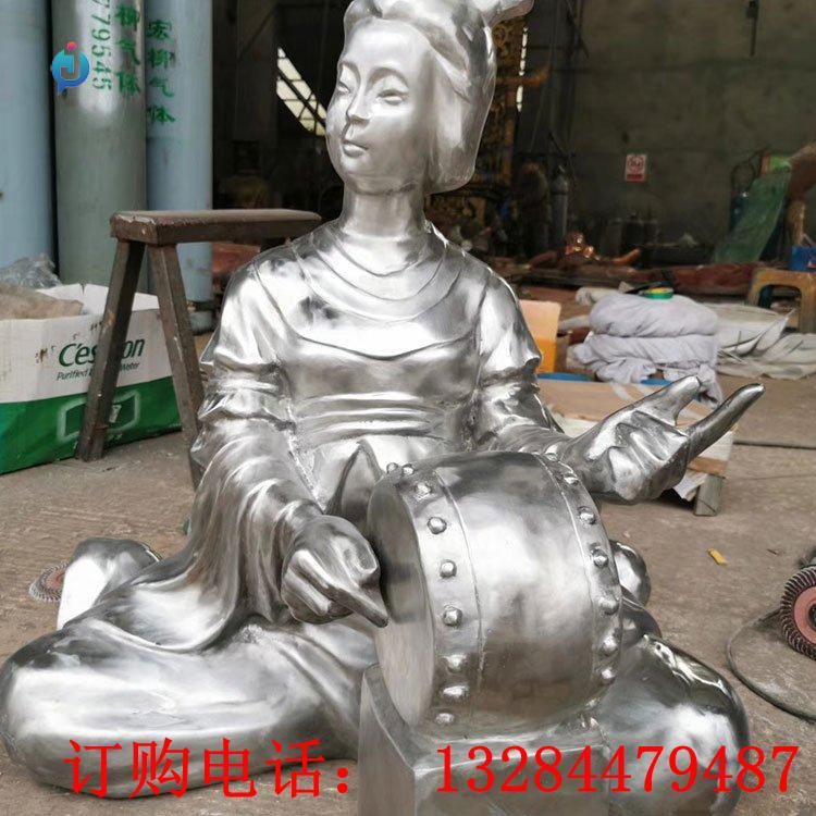 不銹鋼鏡面人物打鼓雕塑