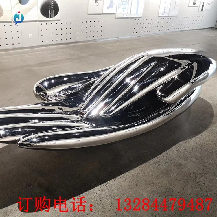 不銹鋼鏡面雙手雕塑