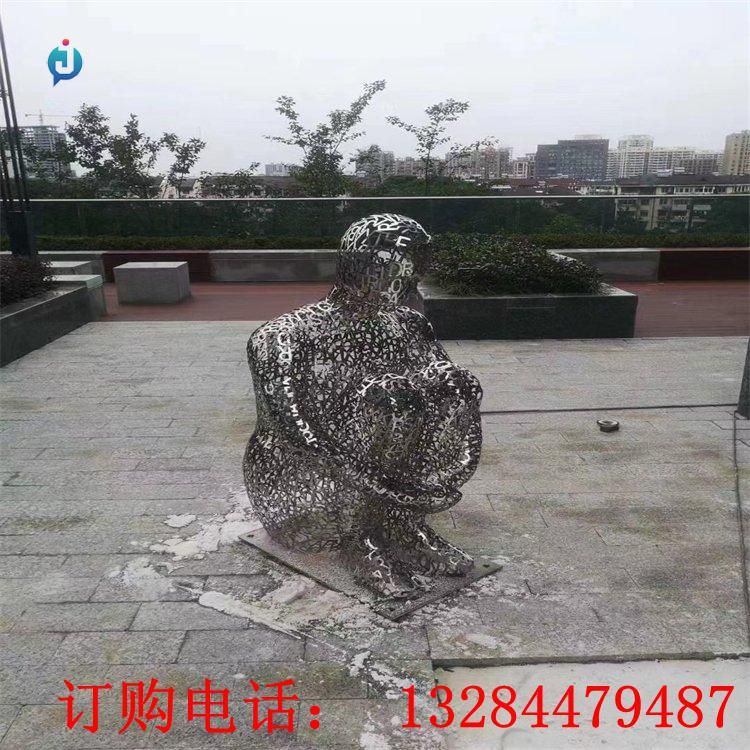 不銹鋼字母鏤空人物雕塑
