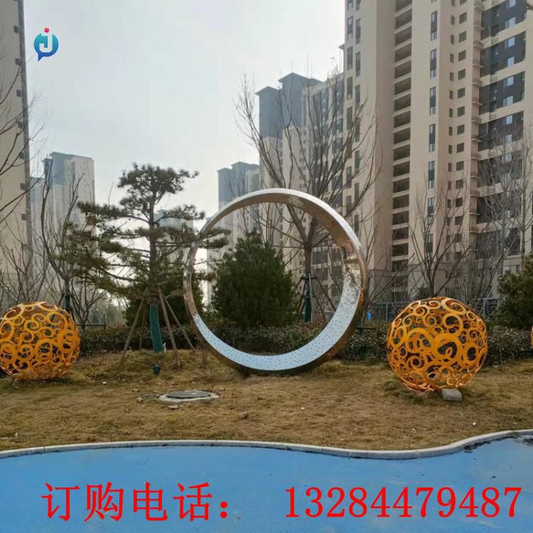 不銹鋼圓環(huán)雕塑