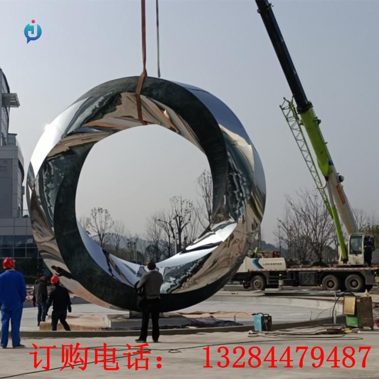 大型不銹鋼圓環(huán)雕塑
