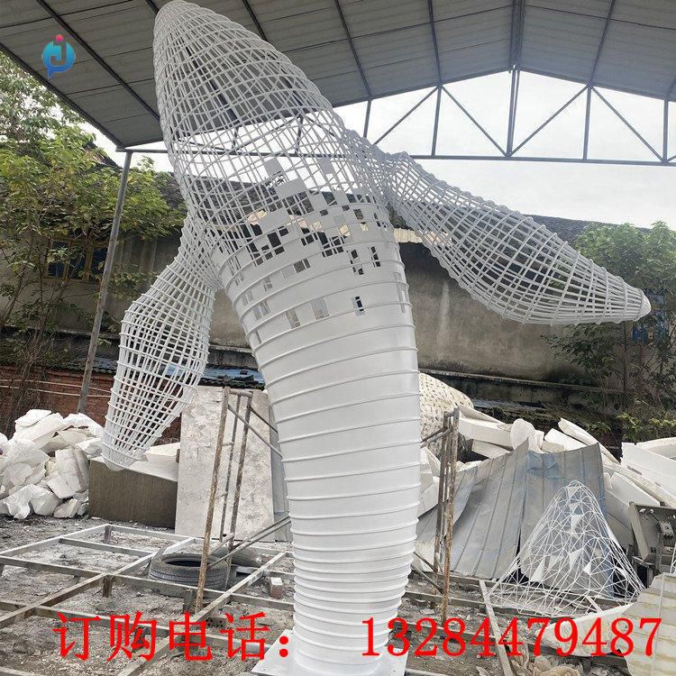不銹鋼鏤空鯨魚雕塑