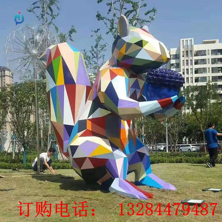 不銹鋼幾何彩繪松鼠雕塑