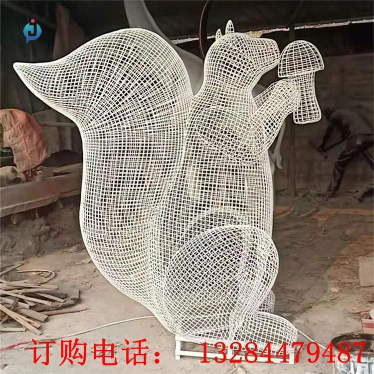 不銹鋼鏤空松鼠雕塑