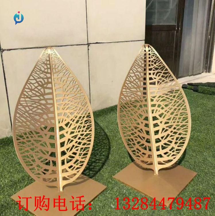 不銹鋼鏤空樹葉雕塑