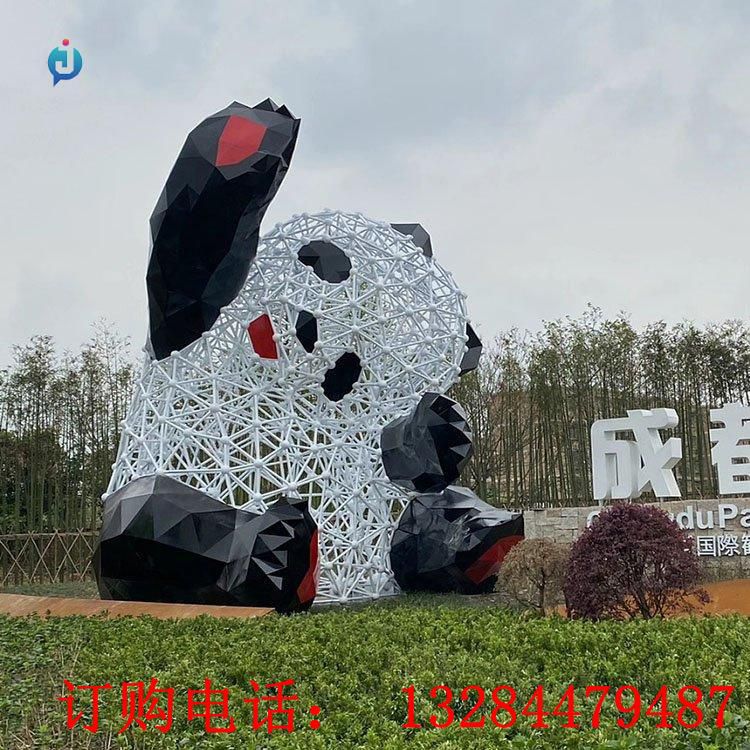 不銹鋼鏤空彩繪熊貓雕塑
