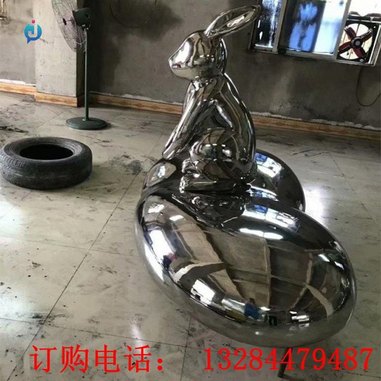 不銹鋼鏡面兔子雕塑