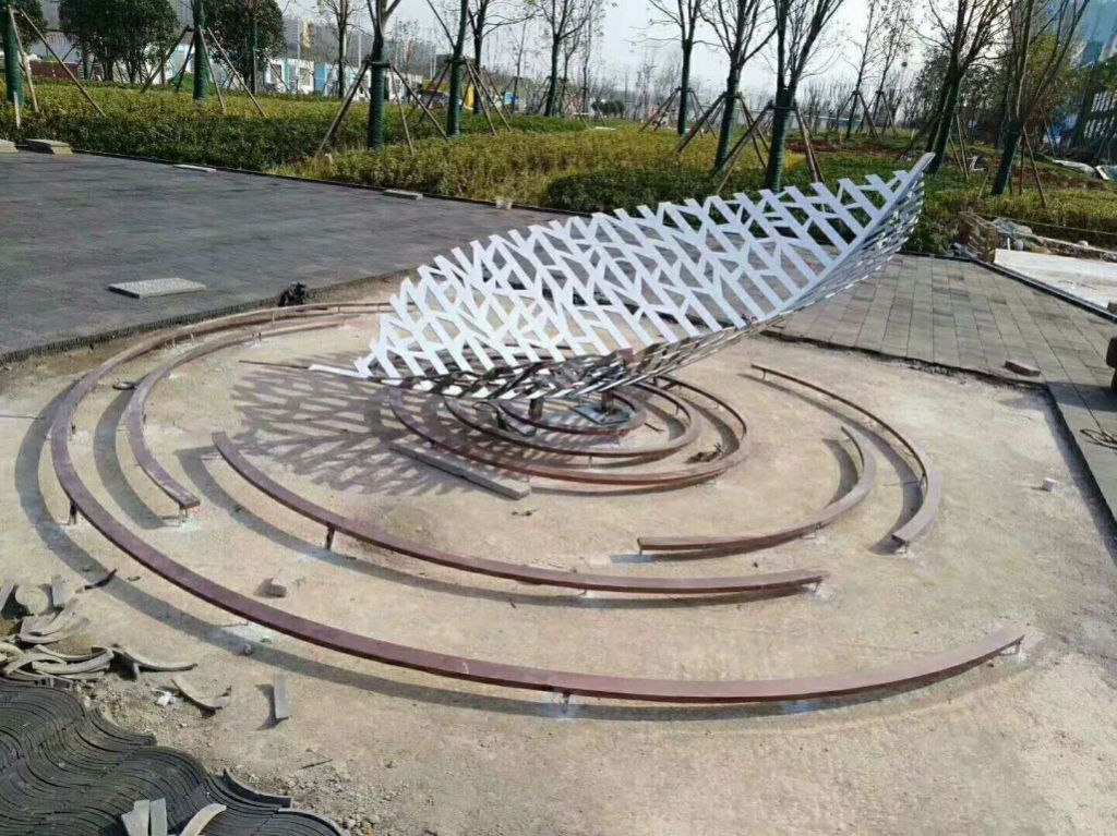 不銹鋼景區(qū)鏤空樹葉雕塑