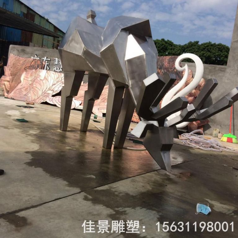 低頭鹿不銹鋼雕塑