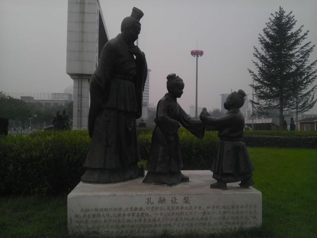孔融讓梨戶(hù)外標(biāo)志銅雕