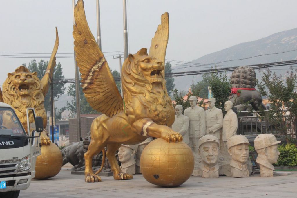 展翅獅子動(dòng)物景觀銅雕