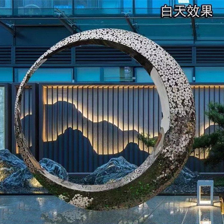 不銹鋼鏤空圓環(huán)景觀雕塑