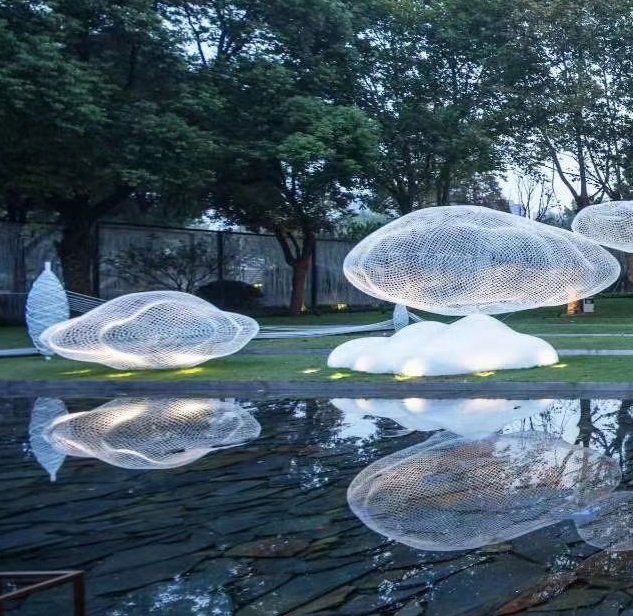 不銹鋼發(fā)光云朵景觀雕塑