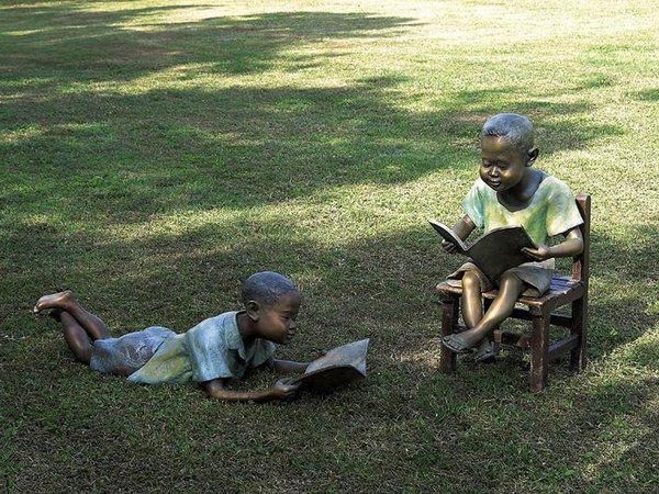 趴姿看書兒童人物銅雕