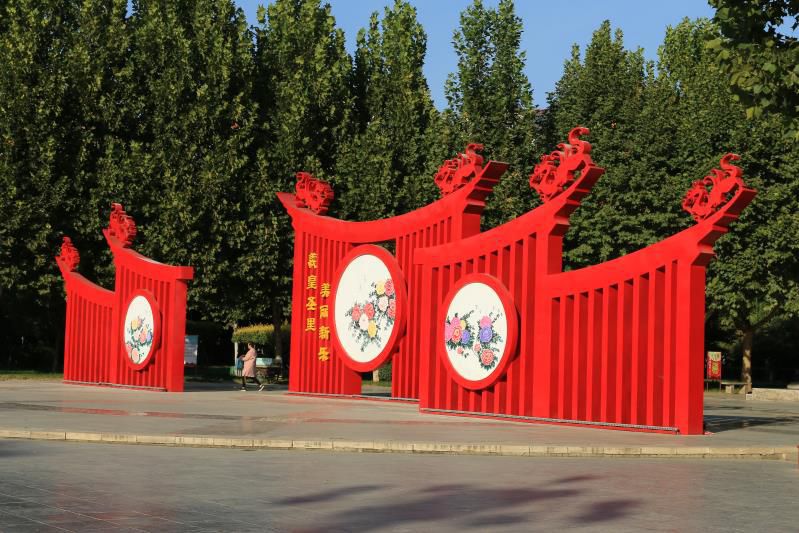 不銹鋼彩繪社會主義雕塑