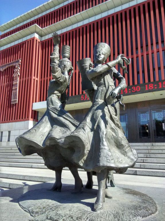 少數(shù)民族抽象景觀銅雕
