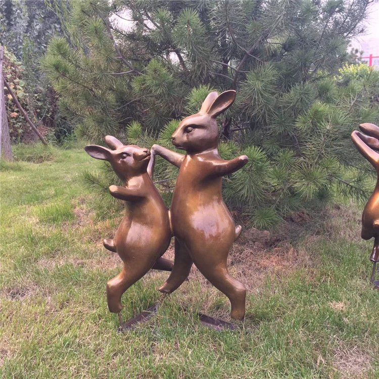 草坪兔子動物標(biāo)志銅雕