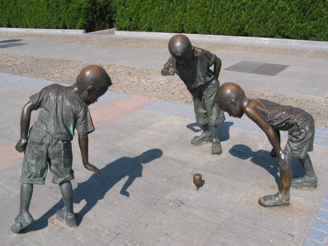 打陀螺小孩公園景觀銅雕