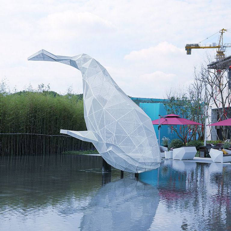 不銹鋼鏤空鯨魚雕塑