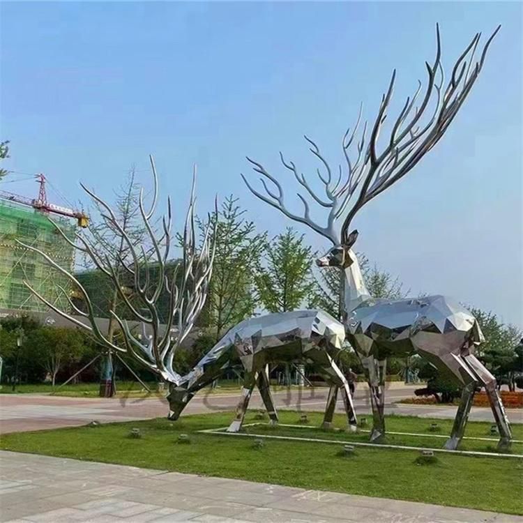 低頭吃草母鹿不銹鋼雕塑