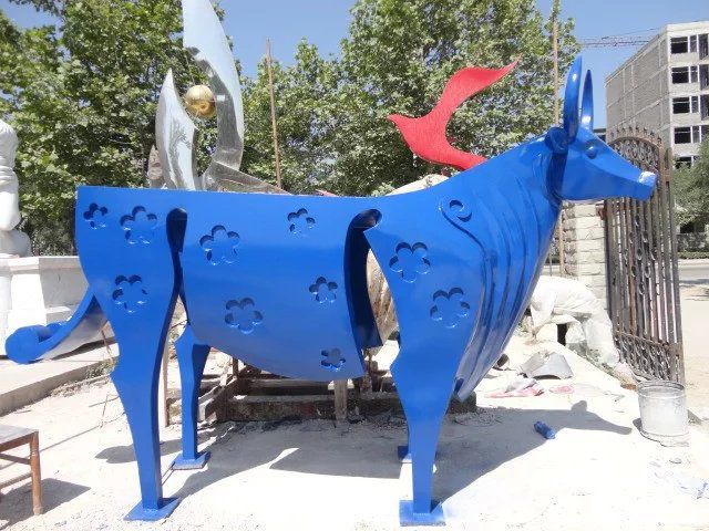 園林不銹鋼鏤空牛動物雕塑
