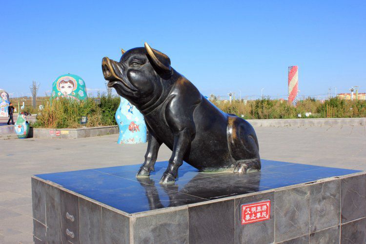 金豬祝福城市標(biāo)志銅雕