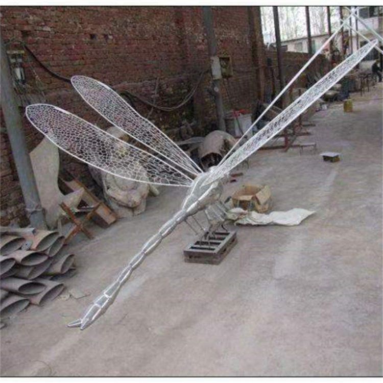 不銹鋼鏡面動(dòng)物蜻蜓雕塑