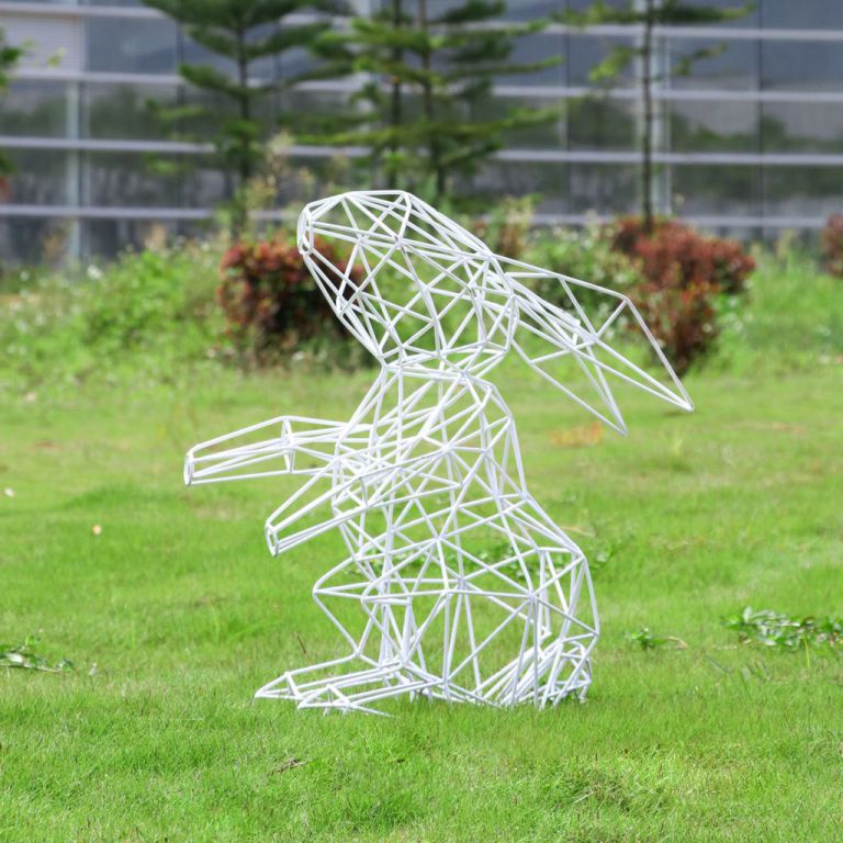 不銹鋼抬腿鏤空兔子雕塑