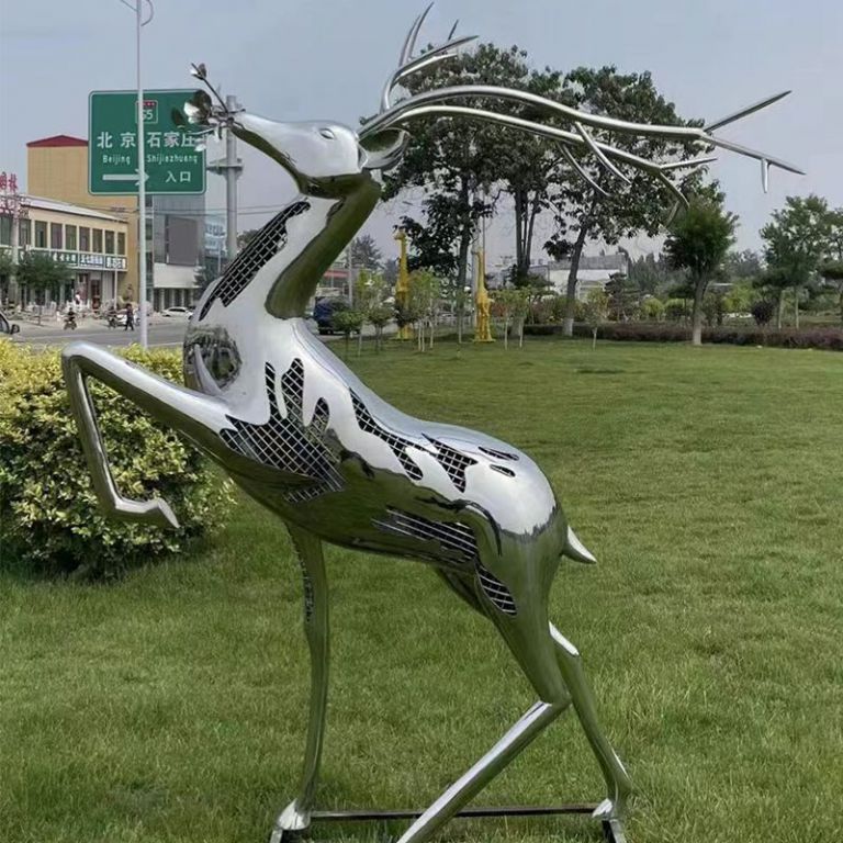 街頭不銹鋼鹿鏤空雕塑