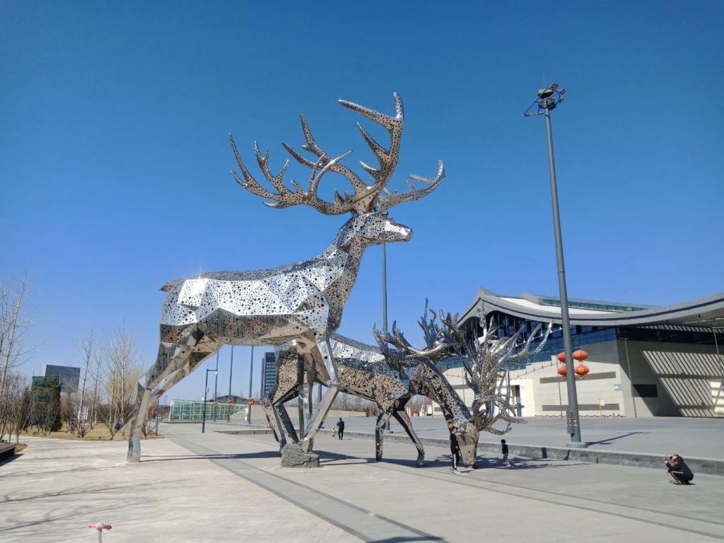 戶外不銹鋼鏤空鹿動物雕塑