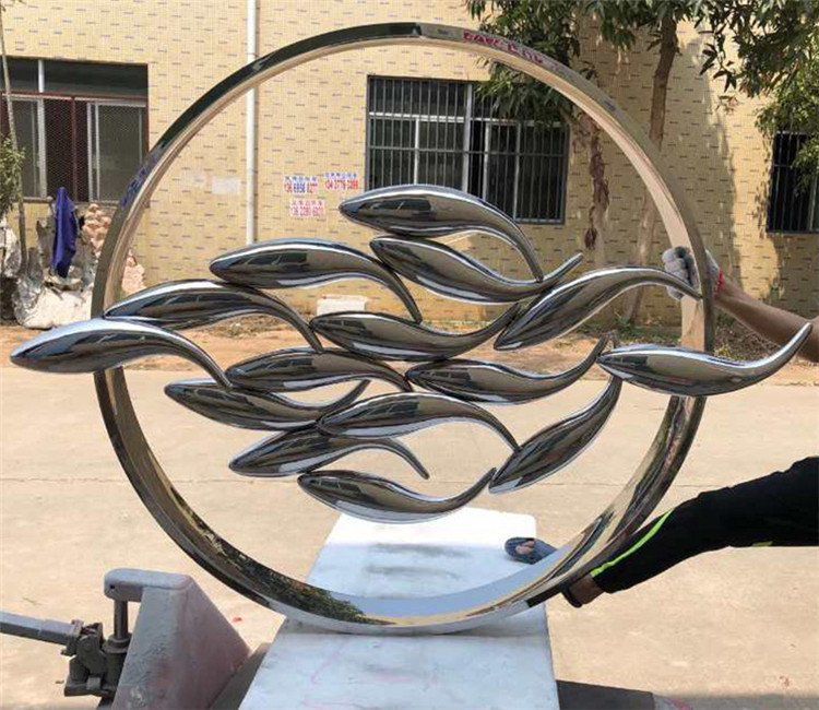 不銹鋼魚(yú)群景觀雕塑