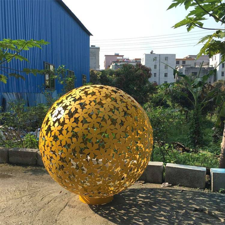 不銹鋼金色鏤空球抽象雕塑