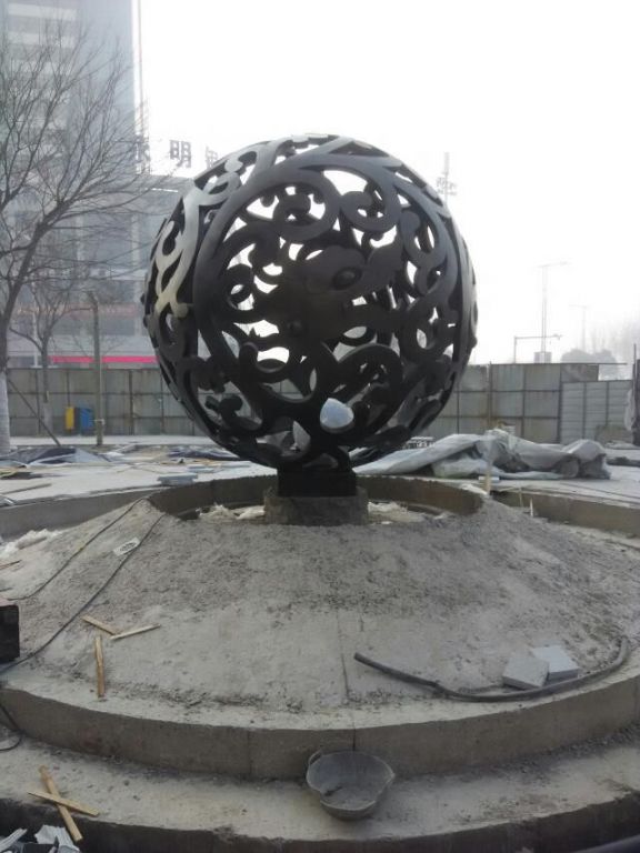 不銹鋼庭院鏤空球噴泉雕塑