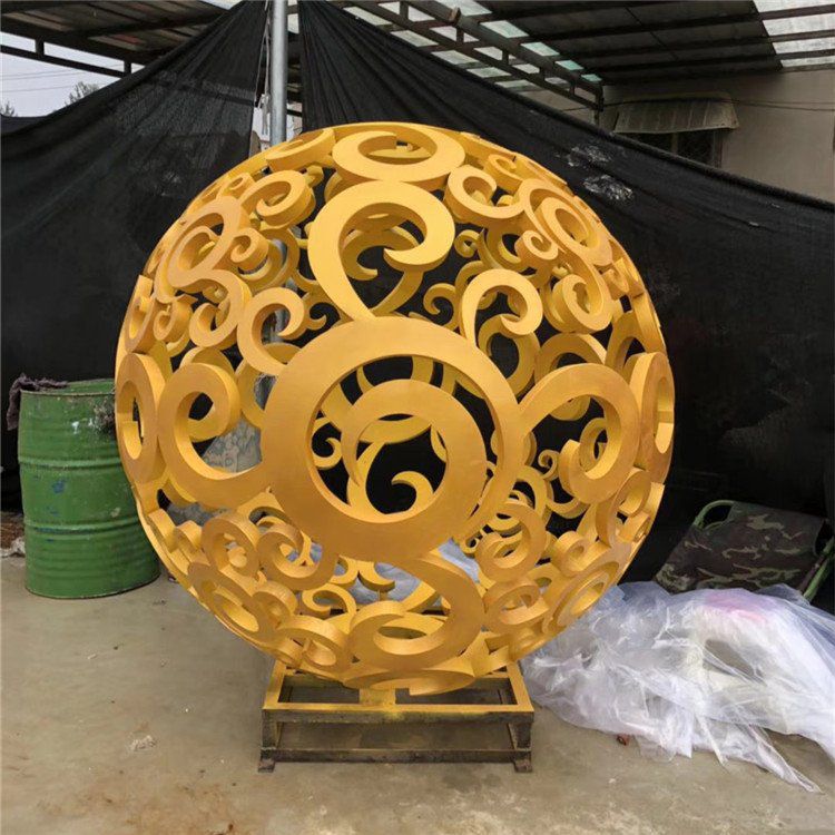 不銹鋼金色鏤空球景區(qū)雕塑