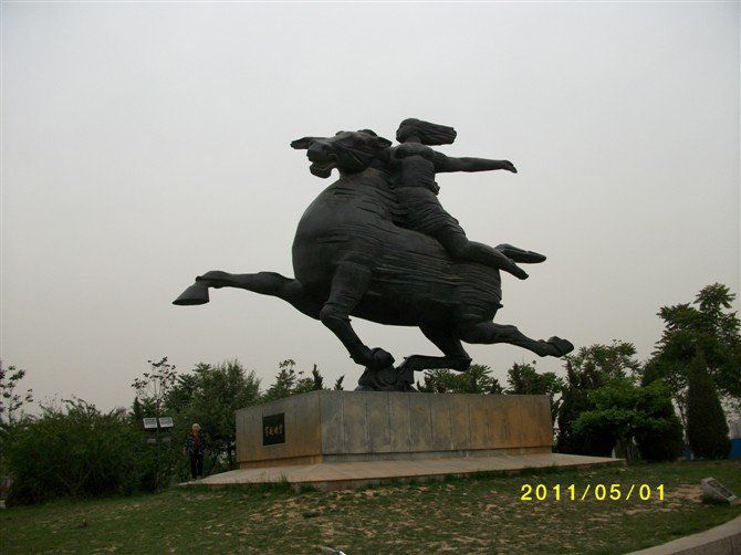 穿越時(shí)空騎馬城市銅雕