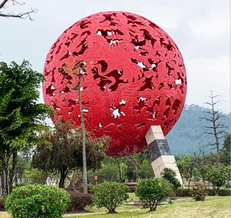 不銹鋼紅色鏤空球城市雕塑