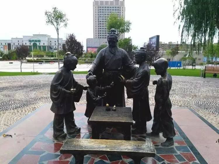 公園孔融讓梨銅雕