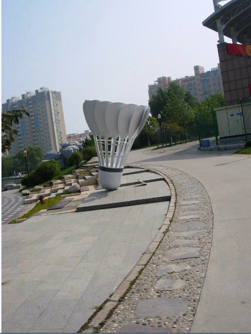 鏤空人物打羽毛球雕塑