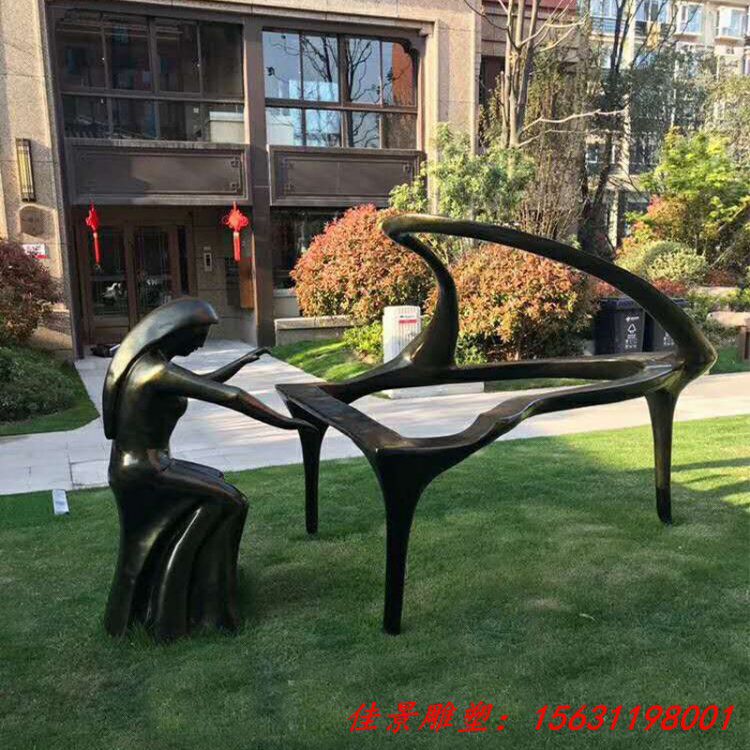 抽象彈琴人物雕塑