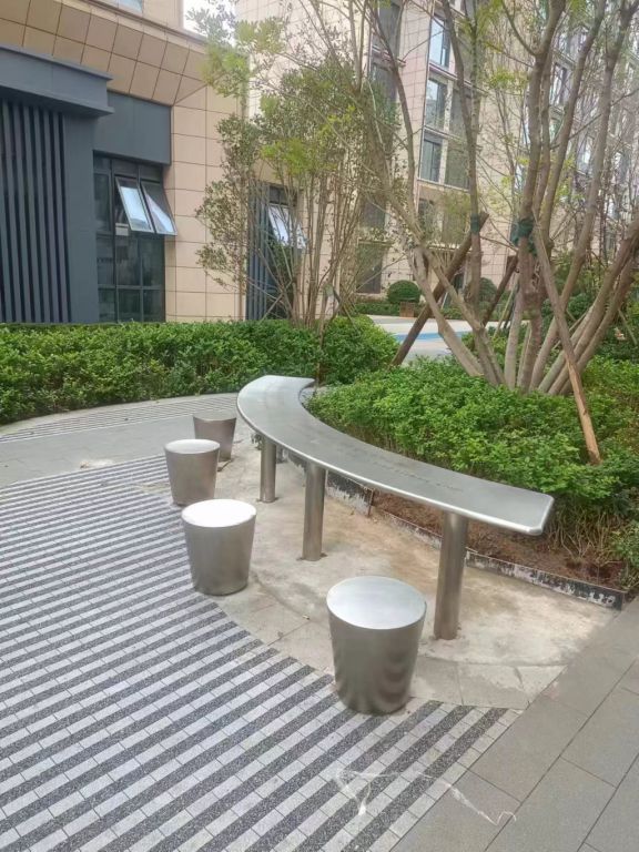 不銹鋼異形坐凳雕塑