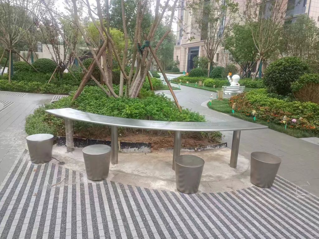 異形不銹鋼坐凳雕塑